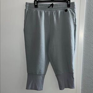 Under Armour capri style work out joggers- elastic waistband